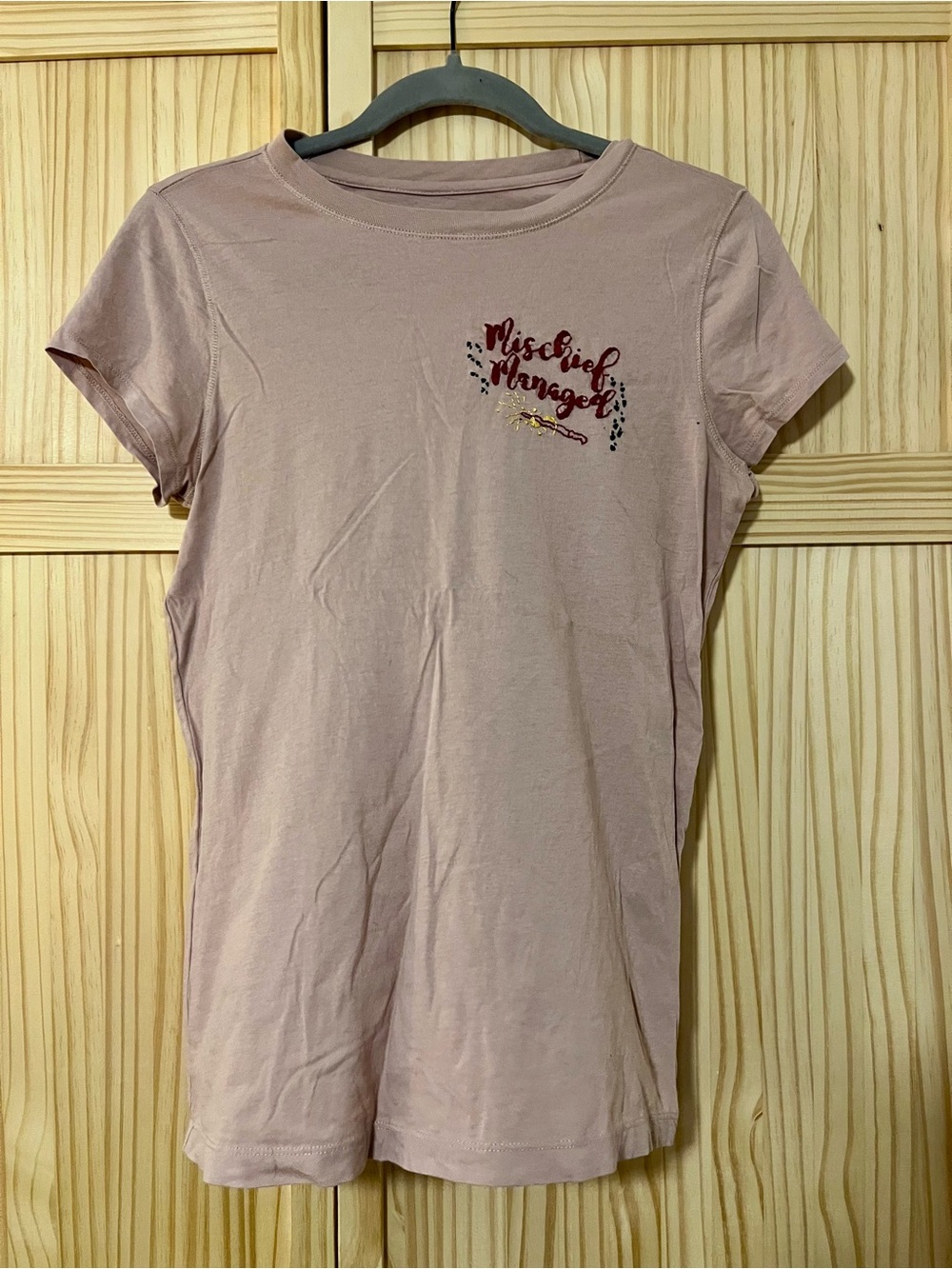 Universal Thread Dusty Pink Hand Embroidered 'Mischief Managed' Short Sleeve Tee